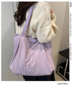 Détail du grand sac cabas violet clair avec étiquette FASHION et tissu texturé doux