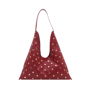 Sac à main rouge pour femme avec rivets dorés et silhouette triangulaire de style minimaliste