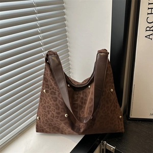 Hobo-Tasche mit Leopardenmuster, goldenen Nieten und breitem Schultergurt in Erdtönen