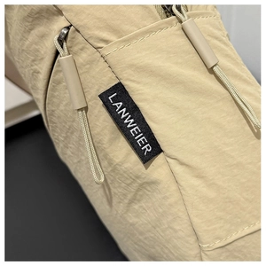 Détail du sac bandoulière en nylon kaki avec étiquette LANWEIER et tirettes tissées