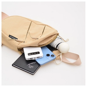Détails de la capacité intérieure du sac bandoulière en nylon kaki pour objets