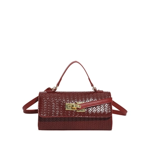 Borsa a tracolla rosso scuro trama intrecciata con chiusura a scatto dorata e manico