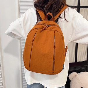 Sac à dos marron caramel minimaliste à grande capacité avec design à poches multiples sur mannequin