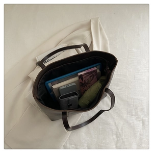 Bovenaanzicht van bruine grote shopper met ruim interieur voor tablet en benodigdheden