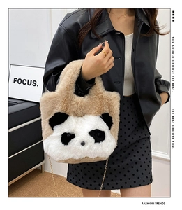 Detalle del bolso de peluche con forma de panda y cadena dorada llevado por una modelo