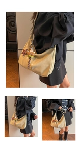 Détail du sac hobo avec pendentif ours mignon et bandoulière réglable en beige