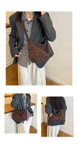 Détail d'un grand sac fourre-tout vintage marron avec texture mate et forme en croissant