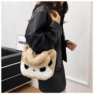 Vista detallada del bolso panda de peluche con piel sintética y cadena dorada