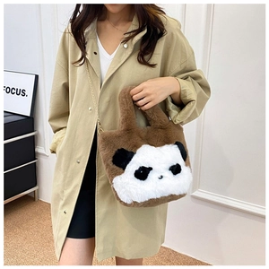 Detalle de bolso panda de felpa con piel sintética y cadena dorada sobre modelo