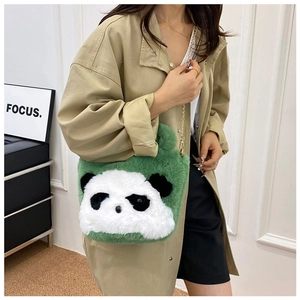 Detalle del bolso bandolera de peluche panda verde con cadena de metal dorado fino