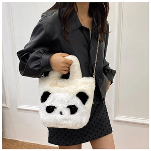 Detalle del bolso tipo cubo de peluche de panda con piel sintética y cadena dorada fina
