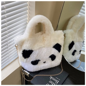Vista detallada del suave peluche de panda con elegante correa de cadena de metal dorado