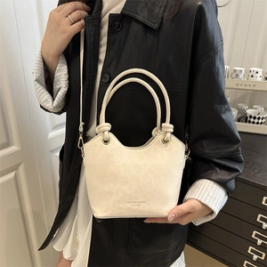 Sac fourre-tout minimaliste en cuir ciré beige avec poignées nouées et bandoulière