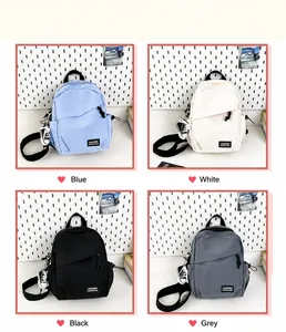 Vue détaillée des sacs bandoulière en nylon en bleu, blanc, noir et gris disponibles