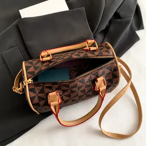 Détail intérieur du sac Boston à imprimé géométrique montrant sa grande capacité