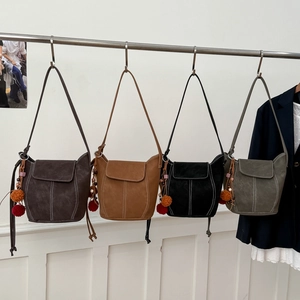 Sacs à bandoulière en suède mat avec surpiqûres et charms, disponibles en quatre couleurs