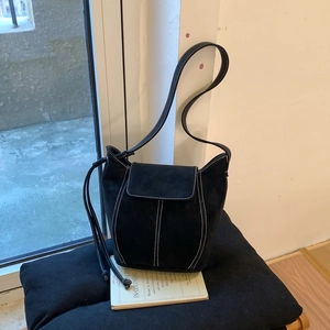 Sac hobo en daim noir mat avec surpiqûres blanches contrastées et cordon de serrage latéral