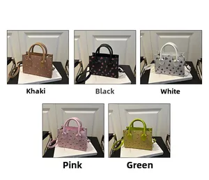 Collage di mini tote bag con stampa ciliegie nei colori kaki, nero, bianco, rosa e verde