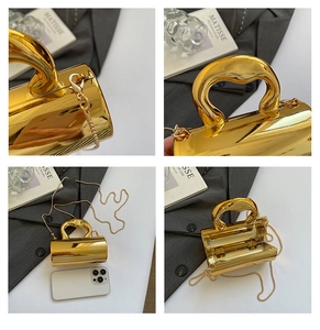 Detalle de bolso cilíndrico dorado con espacio para smartphone y correa de cadena larga