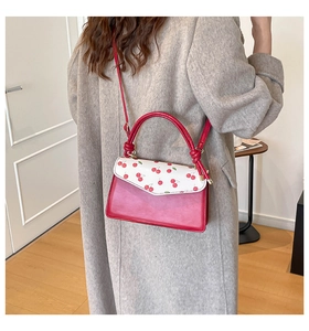 Sac bandoulière à imprimé cerise stylisé avec un manteau en laine gris pour le quotidien