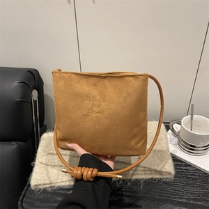 Bolso de pana marrón con diseño de letras en relieve y elegantes asas de cuero