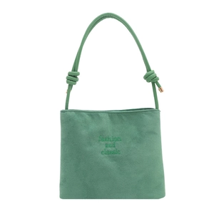 Bolso tote minimalista de ante verde con bordado y asa de cuero con nudo artesanal