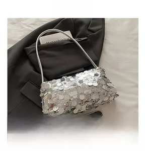 Détail du sac à bandoulière en paillettes argentées avec écailles et fine bandoulière