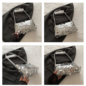 Vues détaillées d'un sac à bandoulière à paillettes argentées au reflet métallique