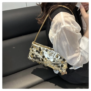 Détails de paillettes dorées brillantes sur un sac à bandoulière élégant de soirée