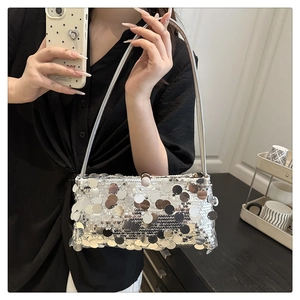 Détail du sac à bandoulière argenté à paillettes avec sequins ronds et sangle en métal
