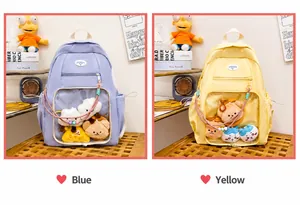 Dettaglio dello zaino Itabag con finestra in PVC trasparente e decori di peluche