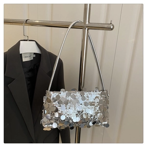 Détail du sac à bandoulière en sequins argentés avec disques ronds et fine chaîne