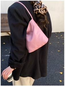 Roze PU-leren draagtas met mode and future reliëf getoond in een straatstijl setting