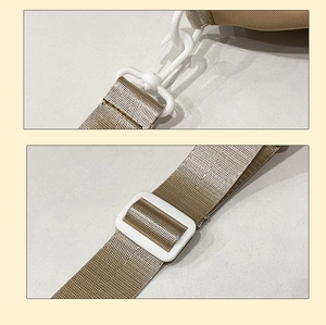 Detail des Nylon-Schultergurts mit weißem Kunststoff-Drehhaken und verstellbarer Schnalle