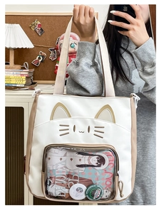 Detail der niedlichen Katzen-Ita-Tasche mit Klarsichtfenster für Anime-Abzeichen