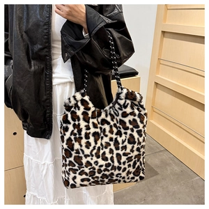Detalle del bolso tote de leopardo en piel sintética con asa de cuerda trenzada en blanco y negro