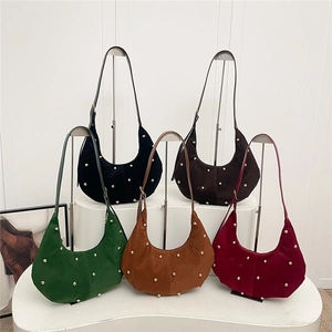 Bolsos de media luna de ante con tachuelas doradas en verde negro marrón y granate