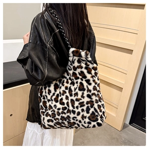 Primer plano de bolso tote de peluche de leopardo con piel sintética y correa tejida