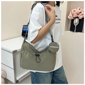 Détail du sac bandoulière nylon vert olive avec porte-monnaie rond amovible et poche à cordon