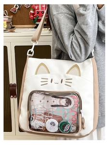Detail der weißen Katzenohr-Ita-Bag mit Sichtfenster und verstellbarem Gurt