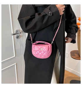 Macro-opname van de roze gewatteerde mini-crossbodytas met gouden bloemsluiting en ketting