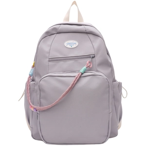 Dettaglio dello zaino in nylon lavanda con corda intrecciata colorata e vari dettagli
