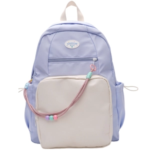 Dettaglio dello zaino in nylon lilla e beige con accenti di cordoncino intrecciato colorato