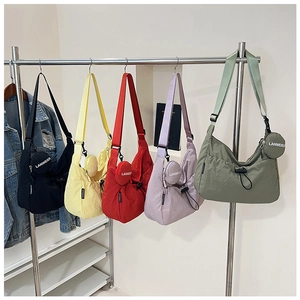 Cinq sacs demi-lune en nylon de couleurs variées avec porte-monnaie ronds assortis