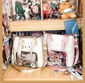Detail der süßen Katzenohr-Itabag mit PVC-Fenster für Anime-Pins und Plüsch-Zubehör