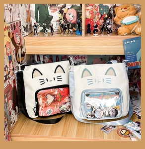 Detailaufnahme der Katzenohr-Ita-Bag mit großem Klarsichtfenster für Anstecker und Anime