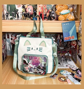 Detail der süßen Tasche in Katzenform mit transparentem Fenster für Anime-Karten