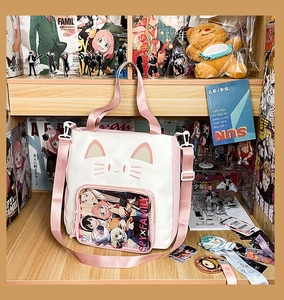 Detailansicht der rosa-weißen Katzenohren-Ita-Tasche mit Klarsichtfenster und Anime-Badges