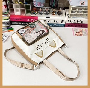 Detail der süßen Ita-Tasche in Katzenform mit transparentem PVC-Fenster für Anime-Pins