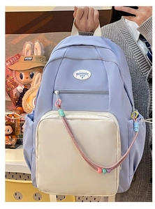 Zaino alla moda azzurro e bianco con corda decorativa colorata per uso quotidiano